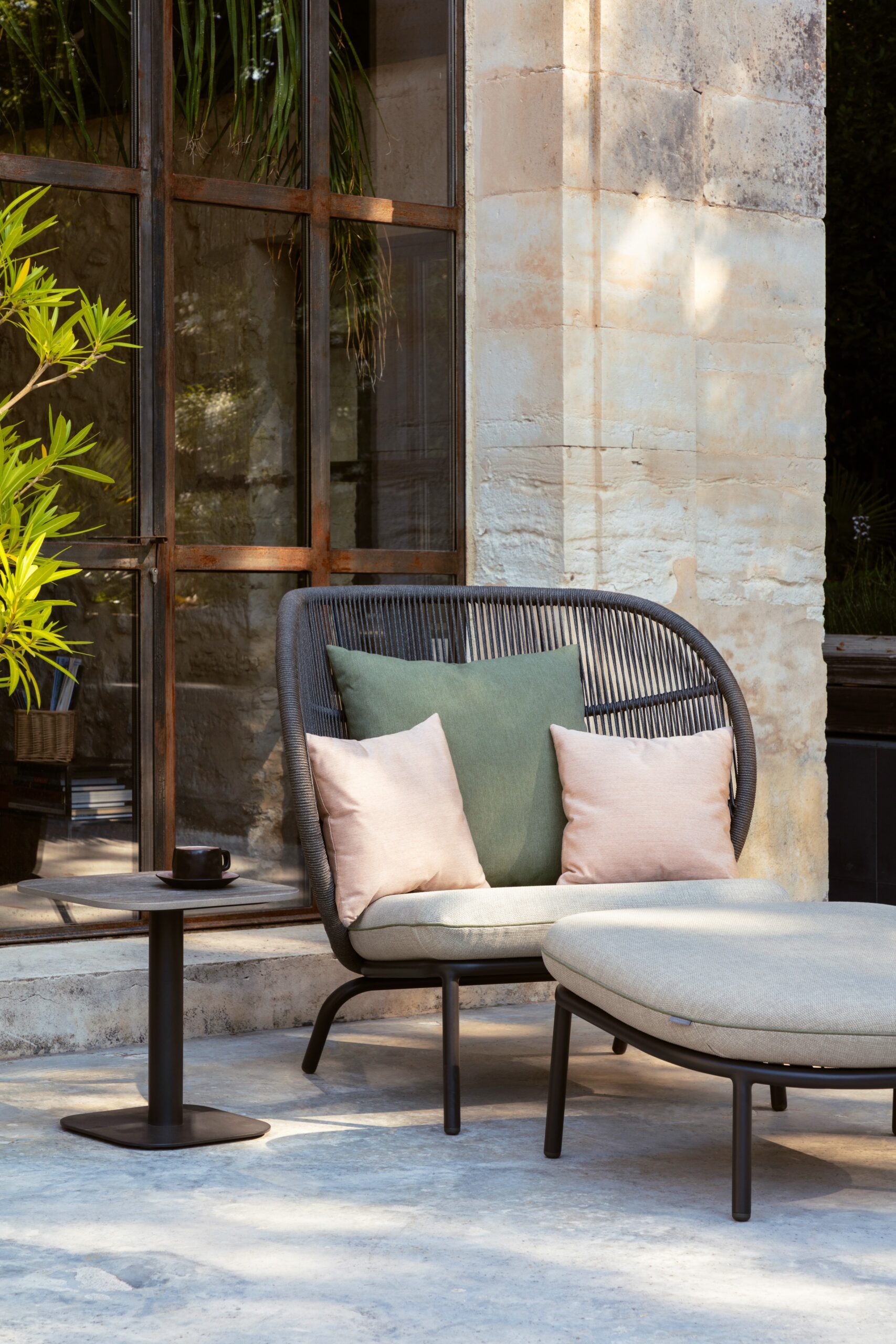 VincentSheppard_KodoCocoonKodoFootrestKodoSideTable_CushMatchaGreen_Peach_Almond_XL_HR
