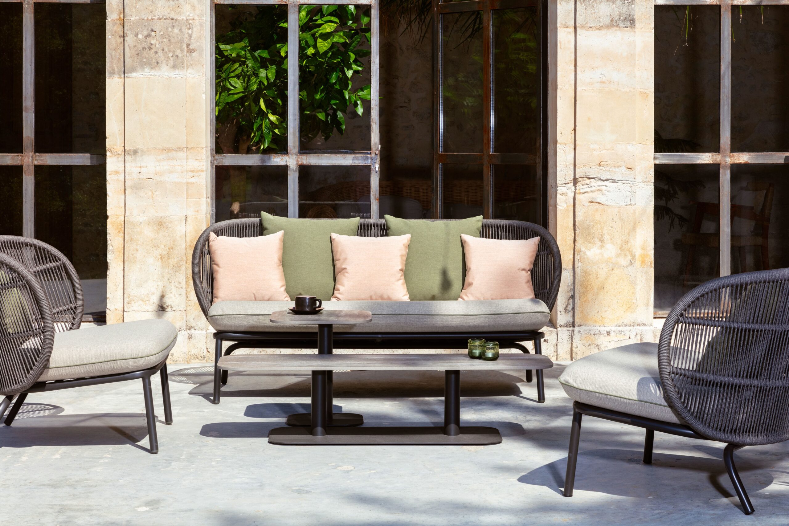 VincentSheppard_KodoLoungeChairKodoLoungeSofaKodoCocoonKodoCoffeeTableSlateMorrocanBrown_CushAlmond_MatchaGreen_Pea