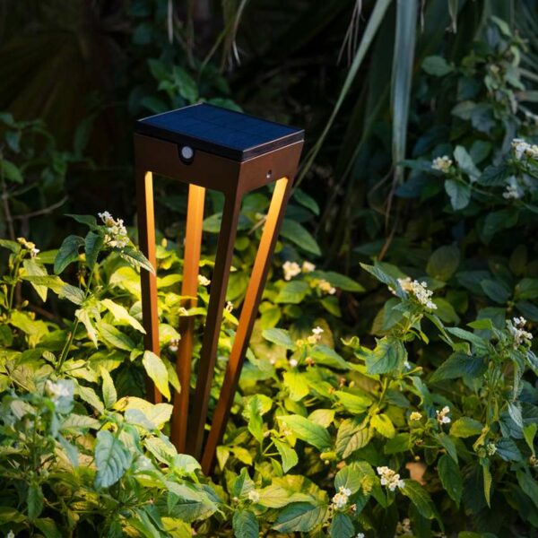 Torche solaire avec pic intégré - LES JARDINS