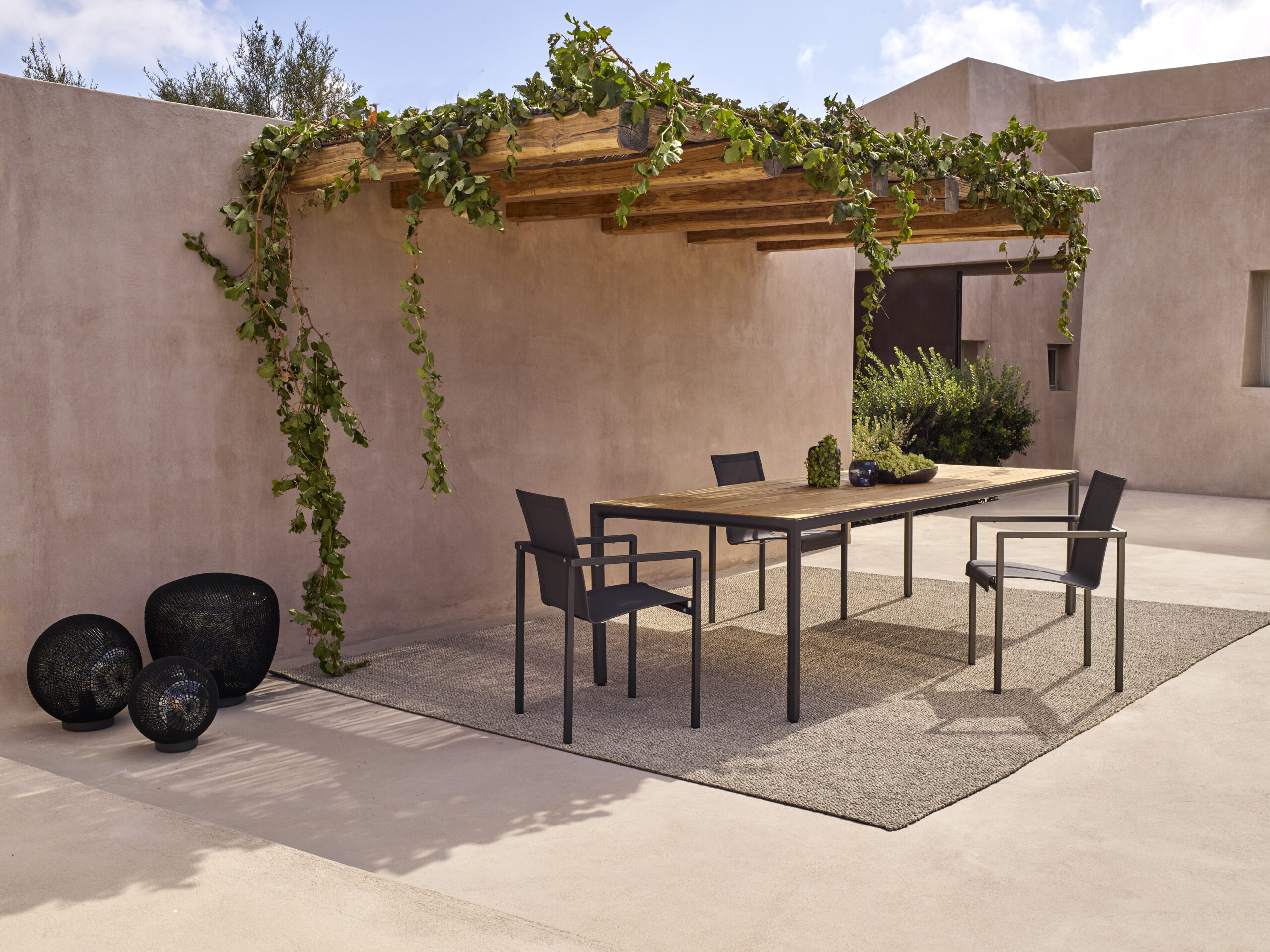 Natal-Alu-armchairs-wenge_Illum-table