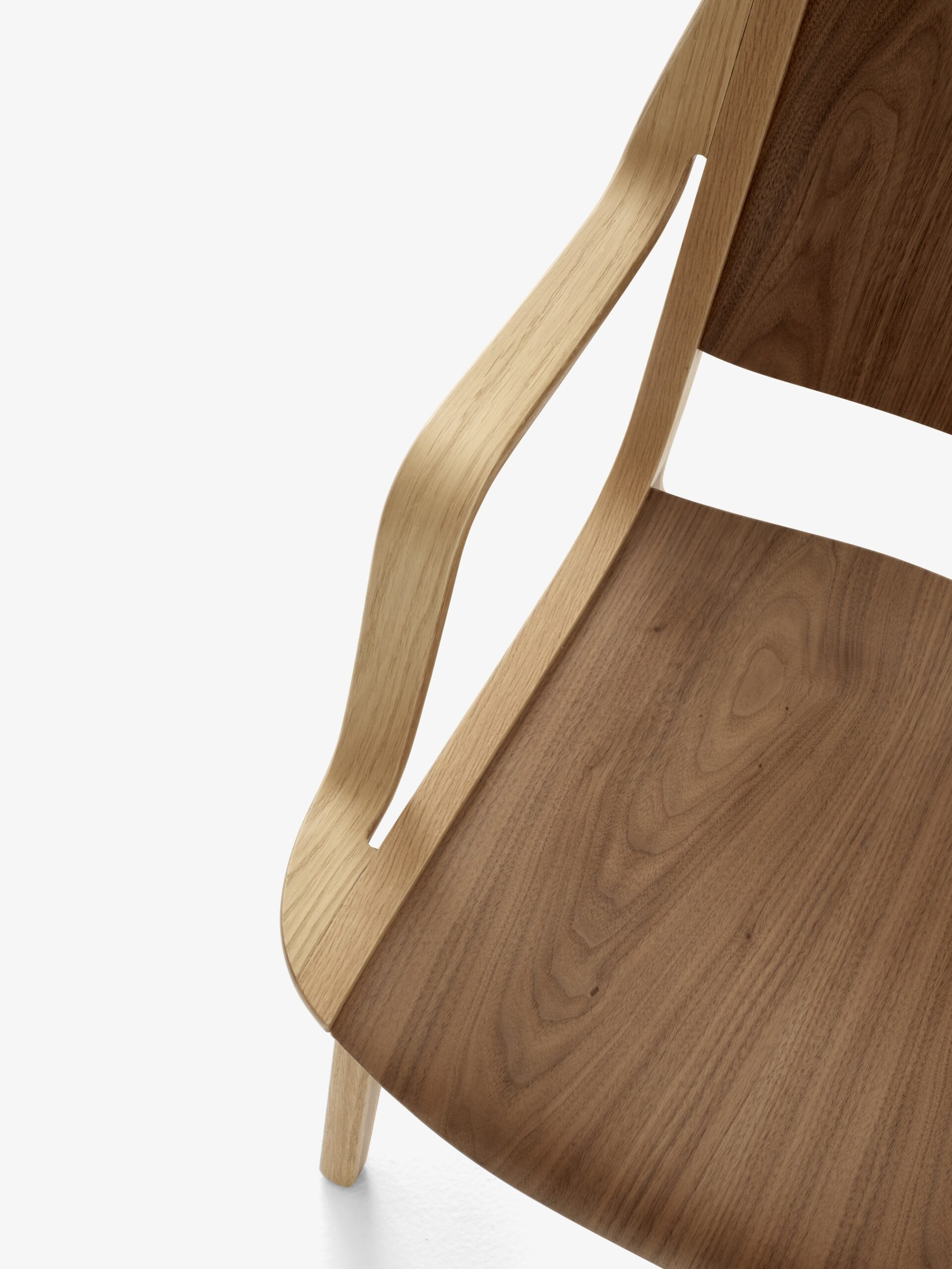 AX_HM11_Lacquered_Oak_amp_Walnut_Detail_Seat