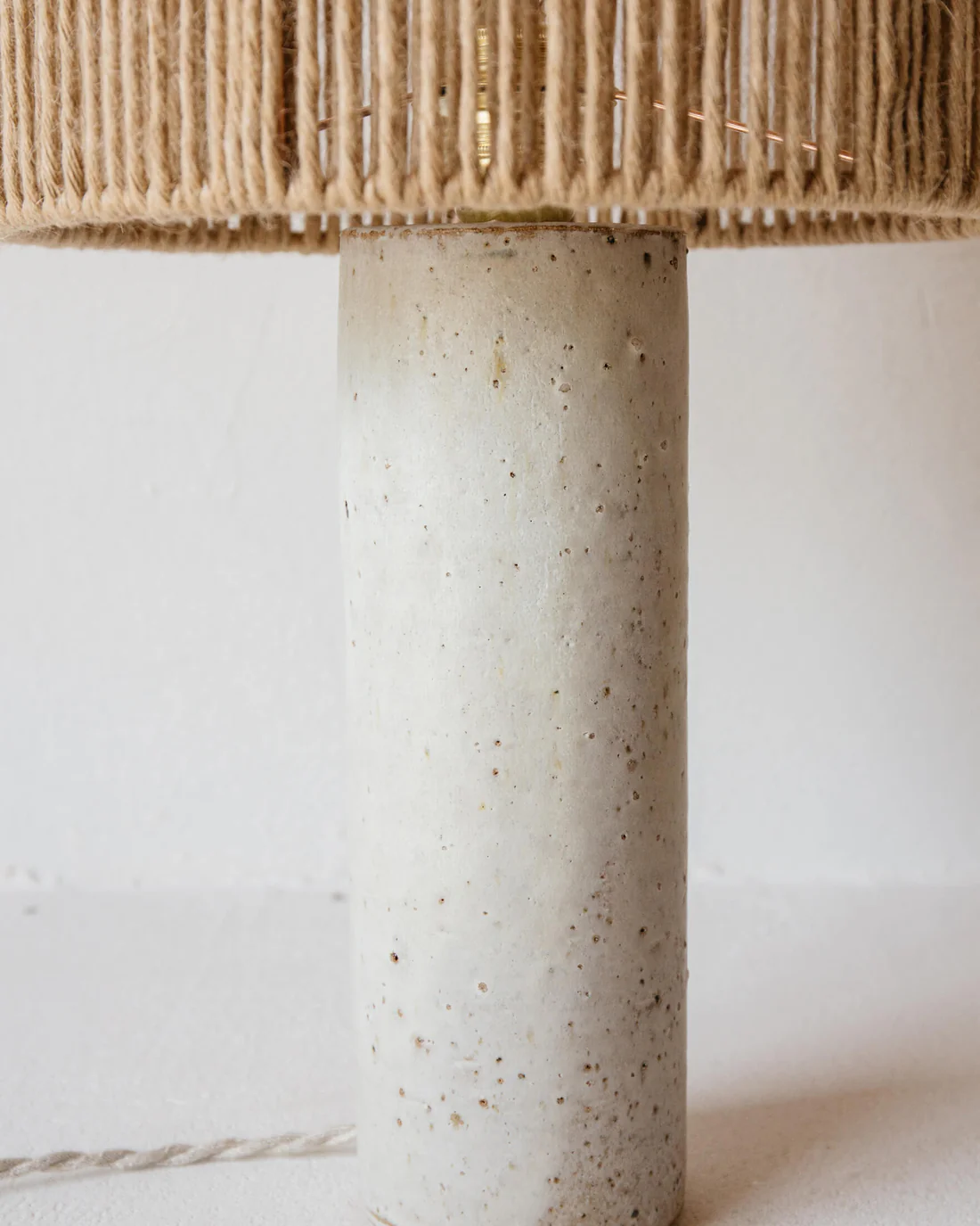 Gres_editions_lampe_terre_blancmat_detail