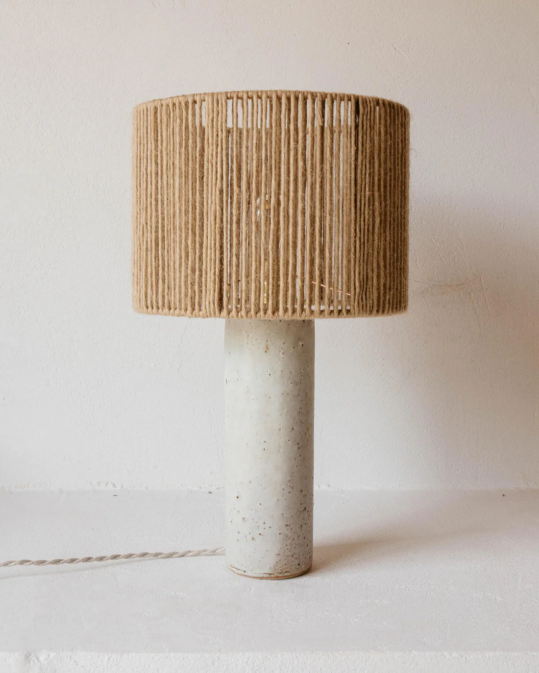 Gres_editions_lampe_terre_blancmat_juteepaisse