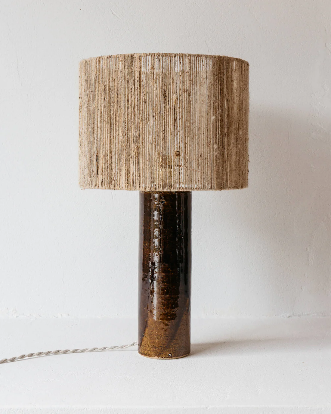 Gres_editions_lampe_terre_tabac_jute