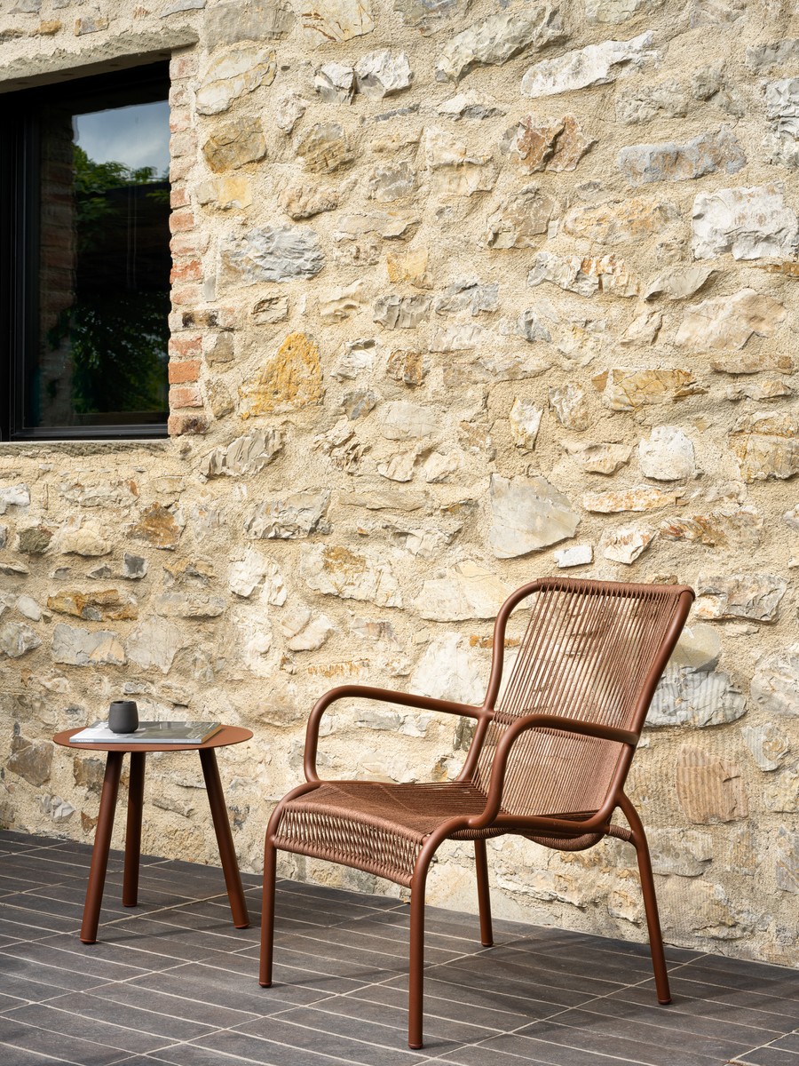 Vincent Sheppard_Loop lounge chair_Lilo side table rust_HR